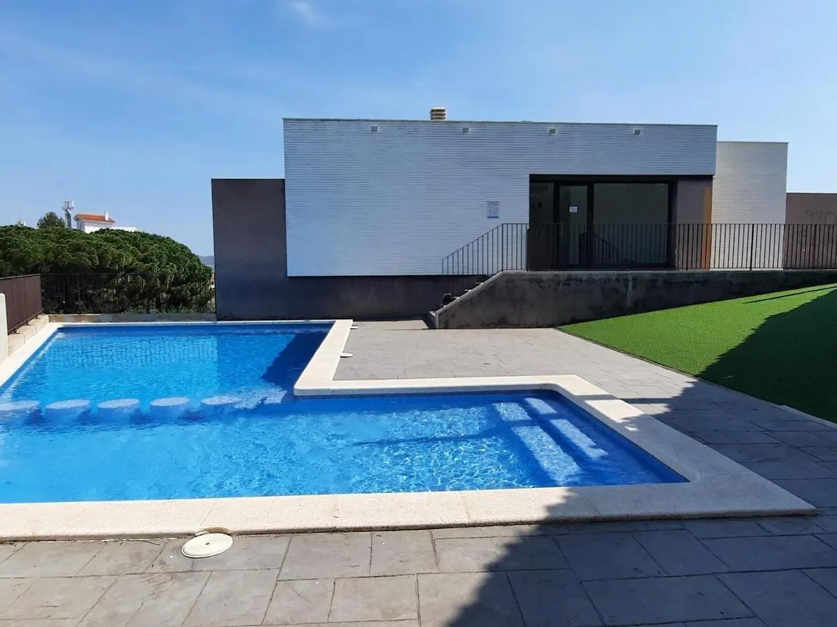 Apartamento De 3 Habitaciones Con Terraza, Piscina, Parking Y Aire Acondicionado En Llanca - Es-170-54