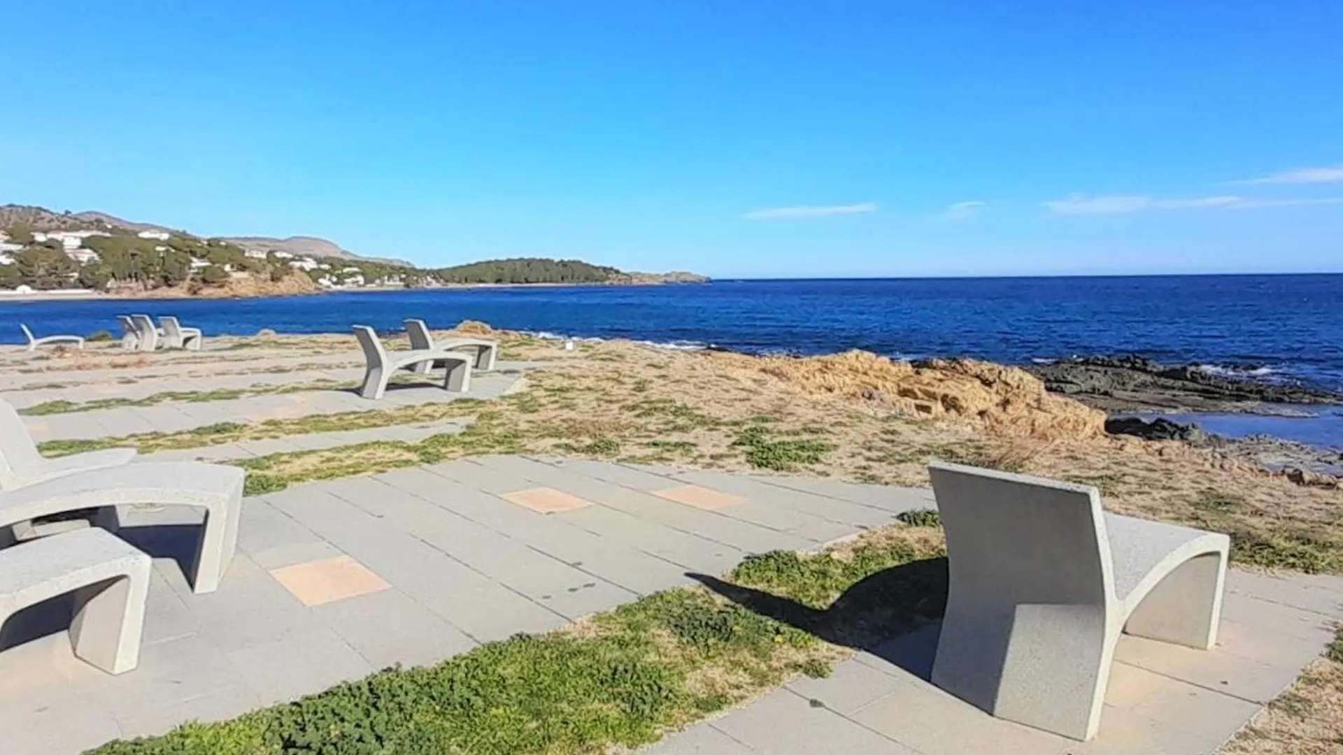 Apartamento De 3 Habitaciones Con Terraza, Piscina, Parking Y Aire Acondicionado En Llanca - Es-170-54 Spain